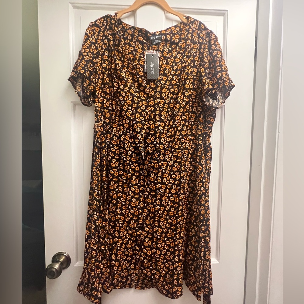City Chic “Golden Ditsy” Dress / Size 16 (City Chic PLUS size Small) / Button Up